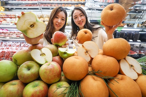 6일 오전 현대백화점 압구정본점 식품관에서 직원들이 올해 수확한 '햇배·햇사과'를 선보이고 있다.