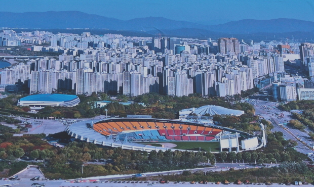 현재 강남 집값 상승의 주요 원인으로 부동산업계는 투기가 아니라 공급보다 수요가 너무 많기 때문이라고 분석하고 있다. 사진은 잠실주공 3~5단지 전경.