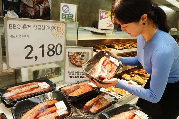 'BBQ 훈제통삼겹살'이 이마트 대표 인기상품인 '프리미엄생연어초밥' 매출을 제치고 이마트 즉석조리식품 매출 2위를 차지했다.