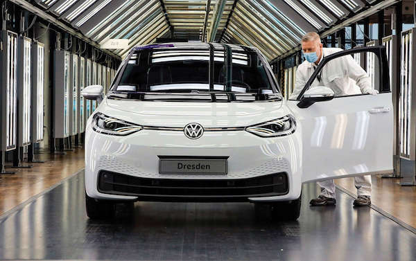 폴크스바겐(VW)이 개발한 전기충전 배터리 구동 방식 EV 시리즈 중 'ID3' 모델은 유럽 시장용 저가 소형 패밀리 카로, 오는 2026년 중국 시장 출시에 대비해 추가 개발 중이다. Courtesy: VW Group.
