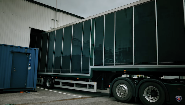 트레일러 외부 상판과 측면에 태양광 집전 패널이 설치된 스카니아 대형화물운송 트럭의 모습 © Copyright Scania 2023