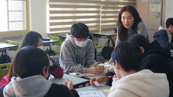 LG생활건강의 '학교야 웃자!' 프로그램 수업 장면[사진=LG생활건강]