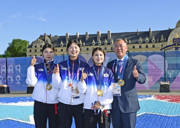 정의선 현대차그룹 회장이 여자 양궁 국가대표팀(왼쪽부터 남수현, 임시현, 전훈영 선수)과 기념촬영을 하고 있다.