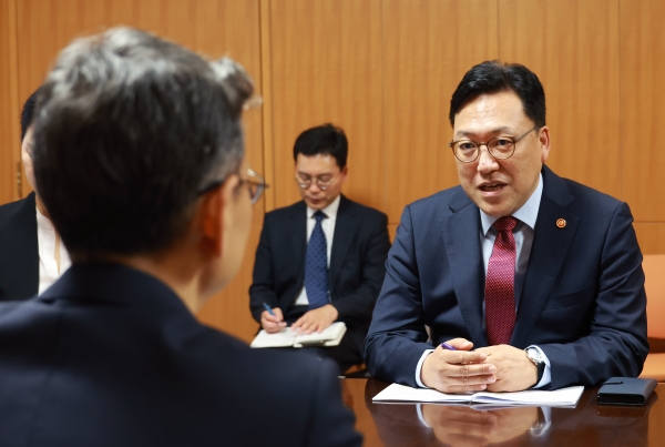 김병환 금융위원장이 일본 금융청장과 면담하고 있다. [사진=금융위원회]