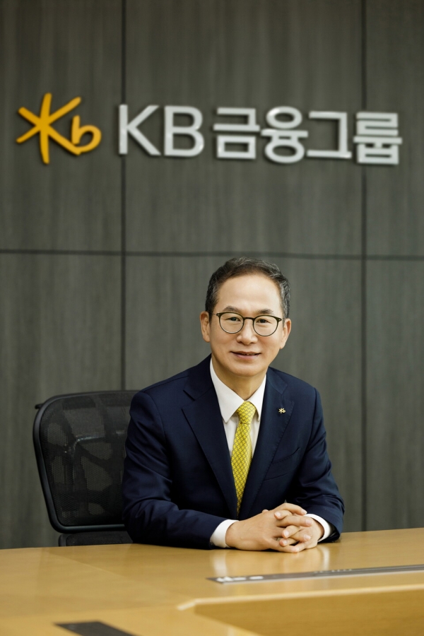 [ESG 리더스] 양종희 KB금융 회장, '돌봄·상생' 키워드로 ESG 경영 박차... 세계서 '엄지 척'